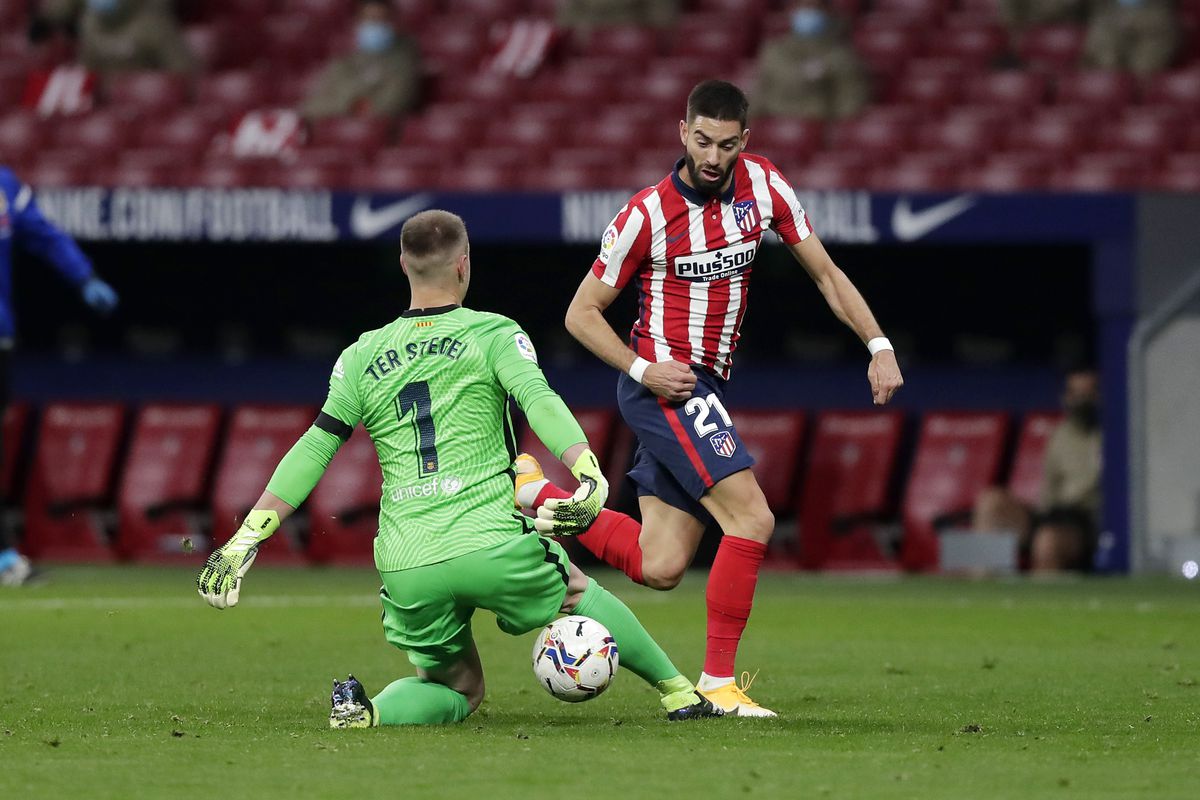 Atletico Madrid stuns Barcelona in stoppage time to snatch La Liga